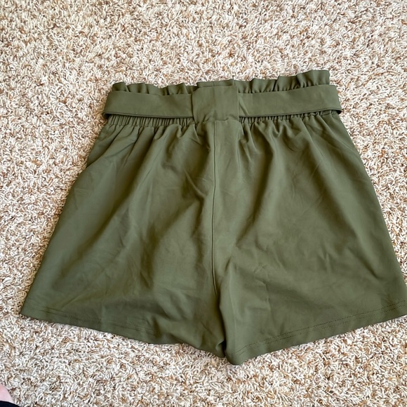 🍂 NWOT Olive green paper bag shorts - Picture 4 of 5